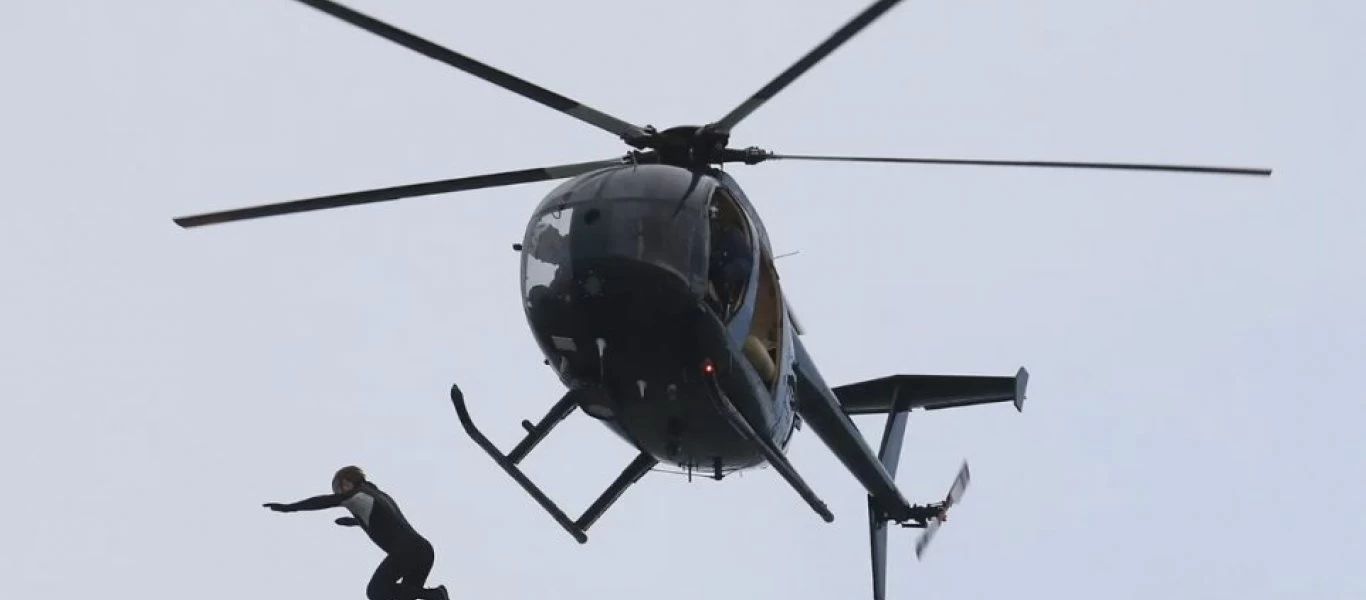 Βρετανός έπεσε στη θάλασσα από ελικόπτερο χωρίς αλεξίπτωτο - Προσέκρουσε στο νερό με 130 χλμ/ώρα! (βίντεο)